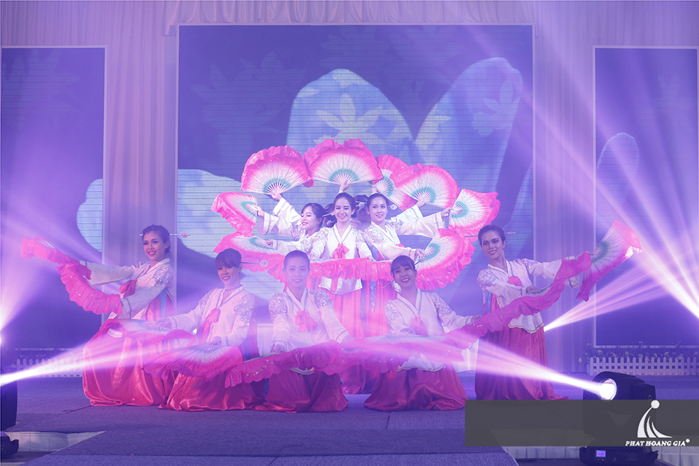 ánh sáng sân khấu nhà hàng tiệc cưới