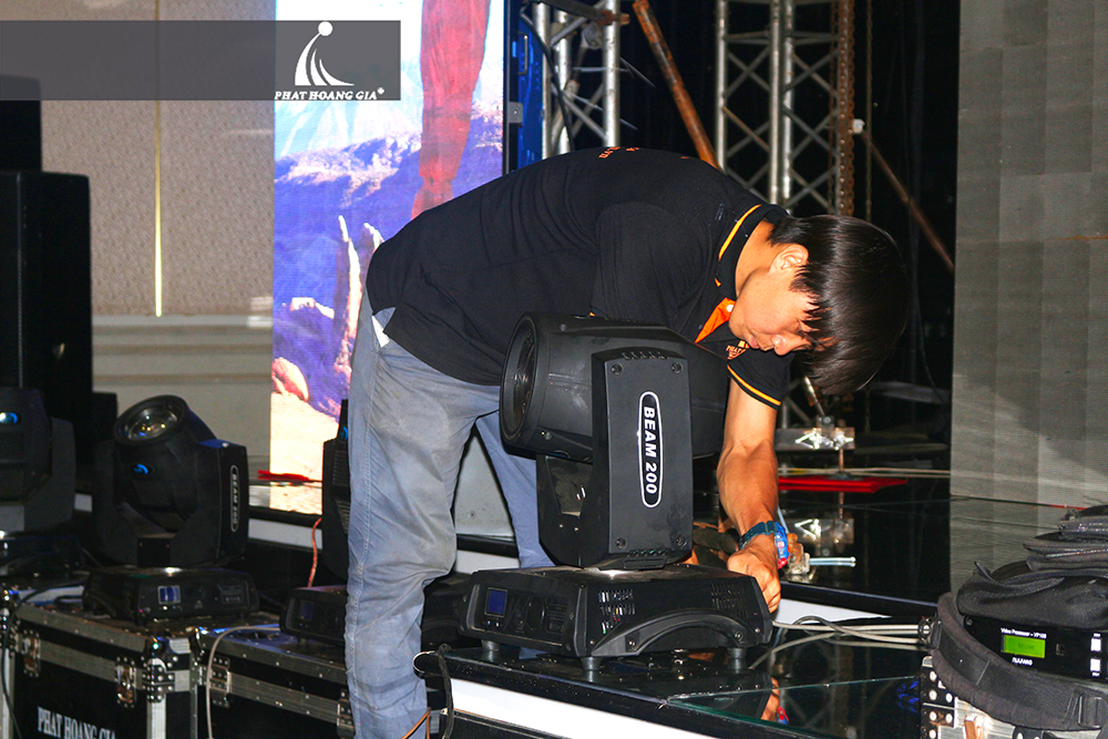 ánh sáng sân khấu nhà hàng tiệc cưới