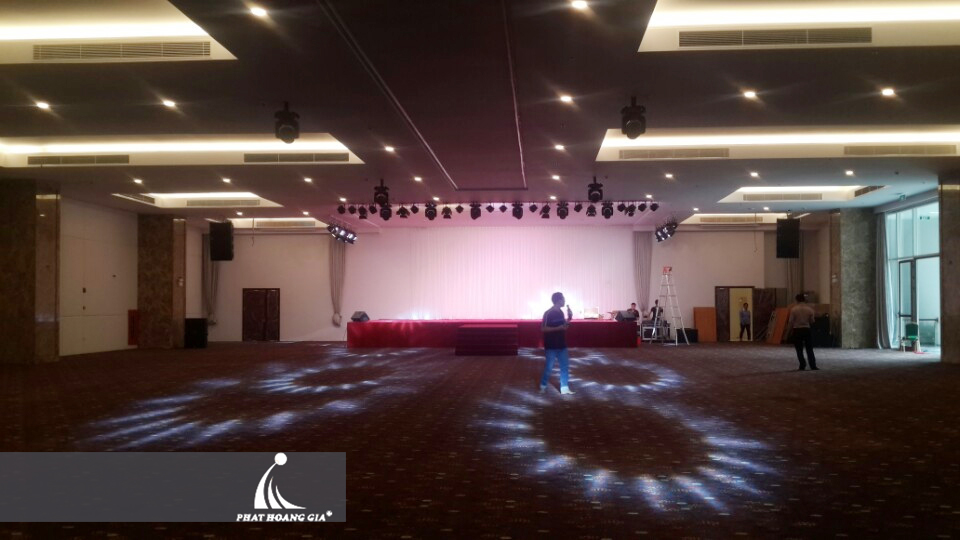 ánh sáng sân khấu nhà hàng tiệc cưới