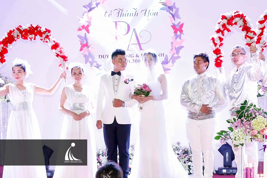 tổ chức tiệc cưới ngoài trời