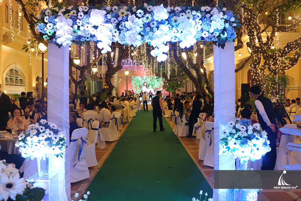 tổ chức tiệc cưới ngoài trời