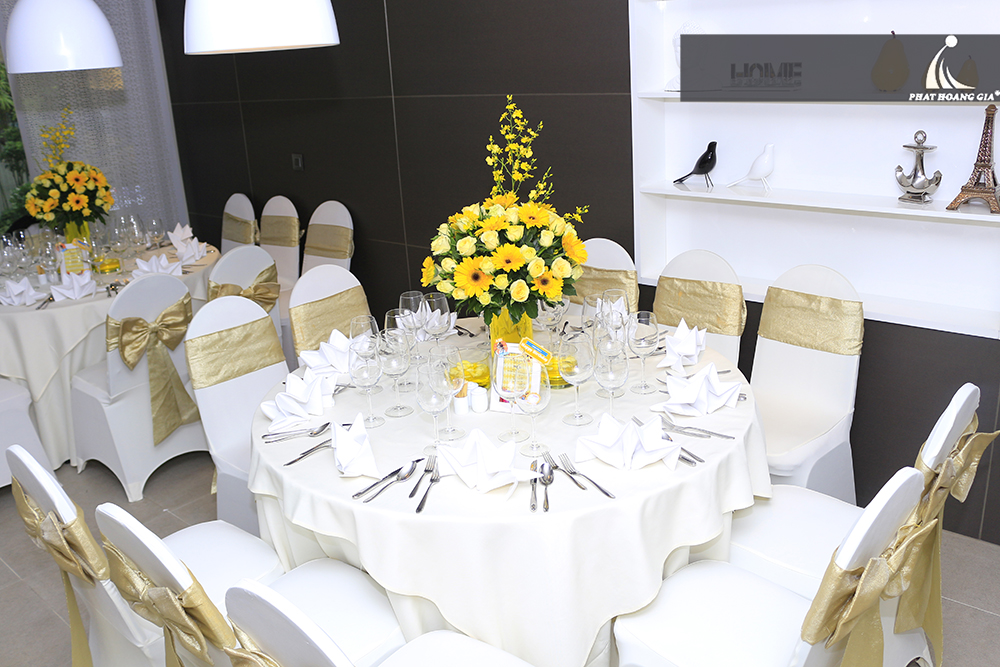 trang trí bàn tiệc cưới