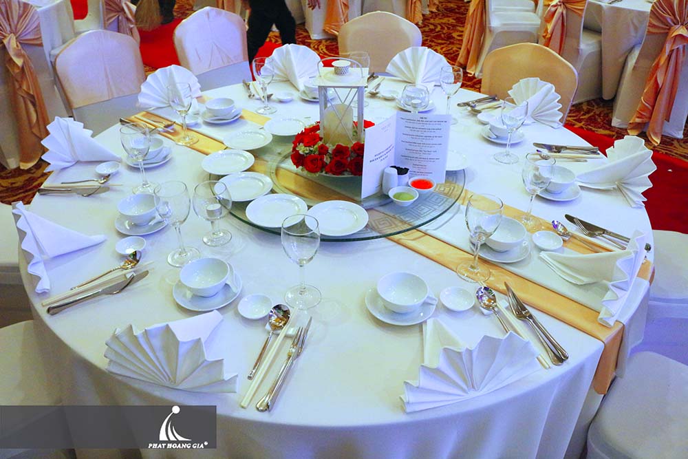 trang trí bàn tiệc cưới