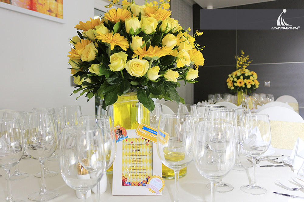 trang trí bàn tiệc cưới