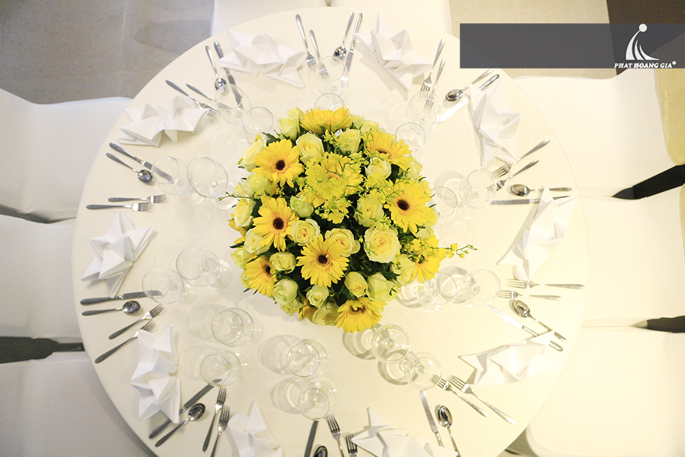 trang trí bàn tiệc cưới