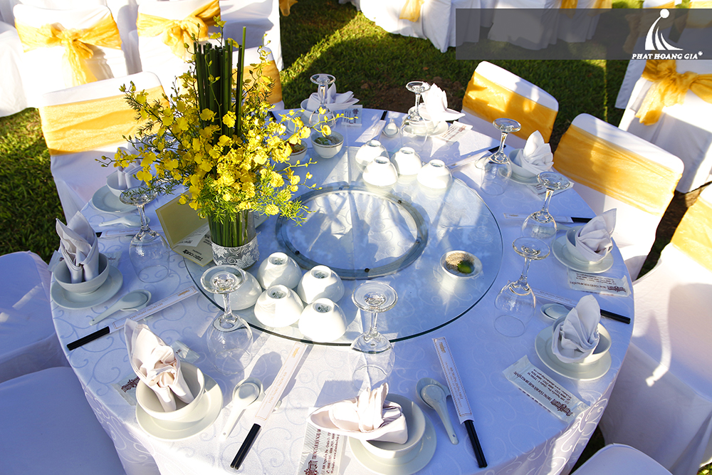 trang trí tiệc cưới trọn gói ngoài trời