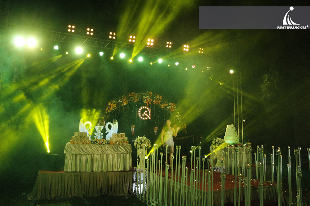 trang trí tiệc cưới trọn gói ngoài trời