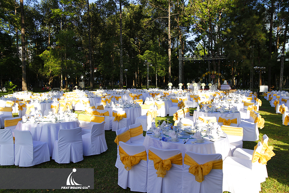 tổ chức tiệc cưới ngoài trời