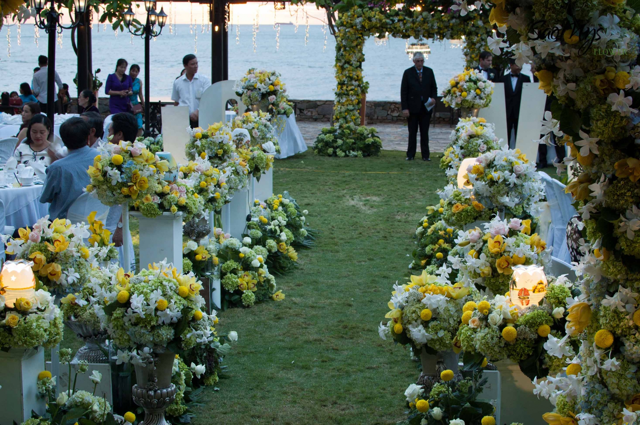 tổ chức tiệc cưới ngoài trời