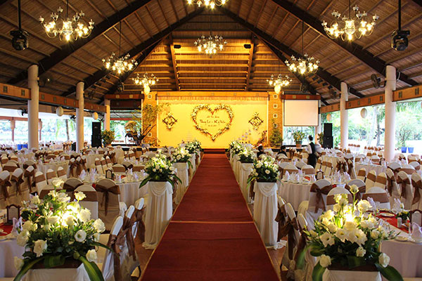 tổ chức tiệc cưới ngoài trời