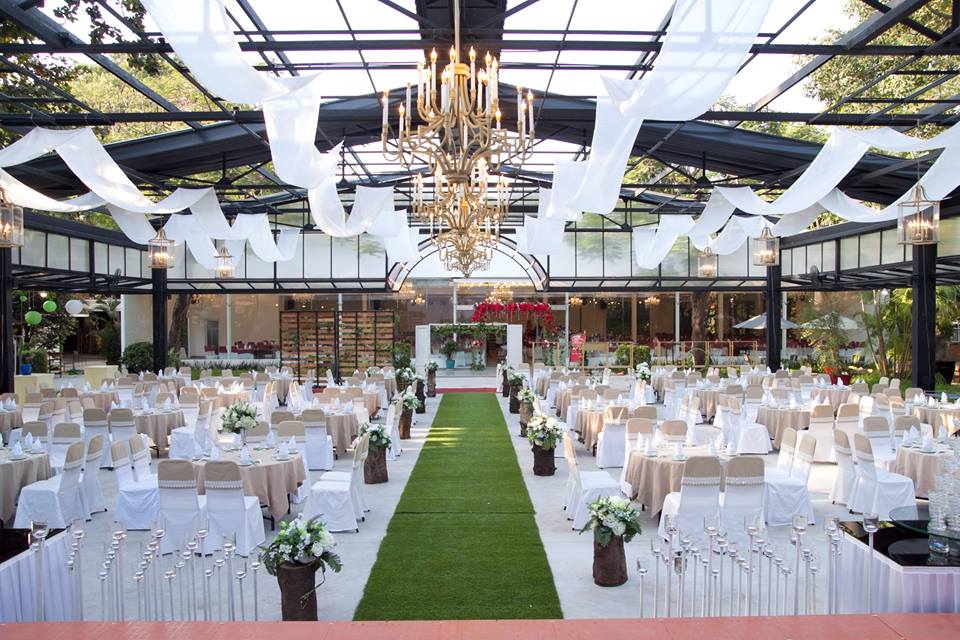 tổ chức tiệc cưới ngoài trời