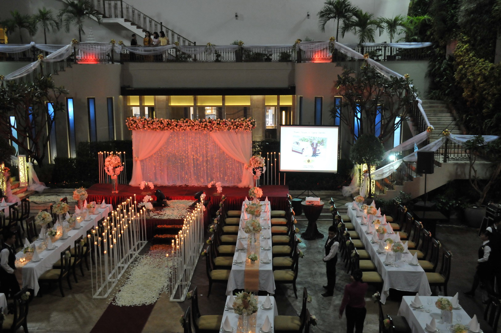 tổ chức tiệc cưới ngoài trời