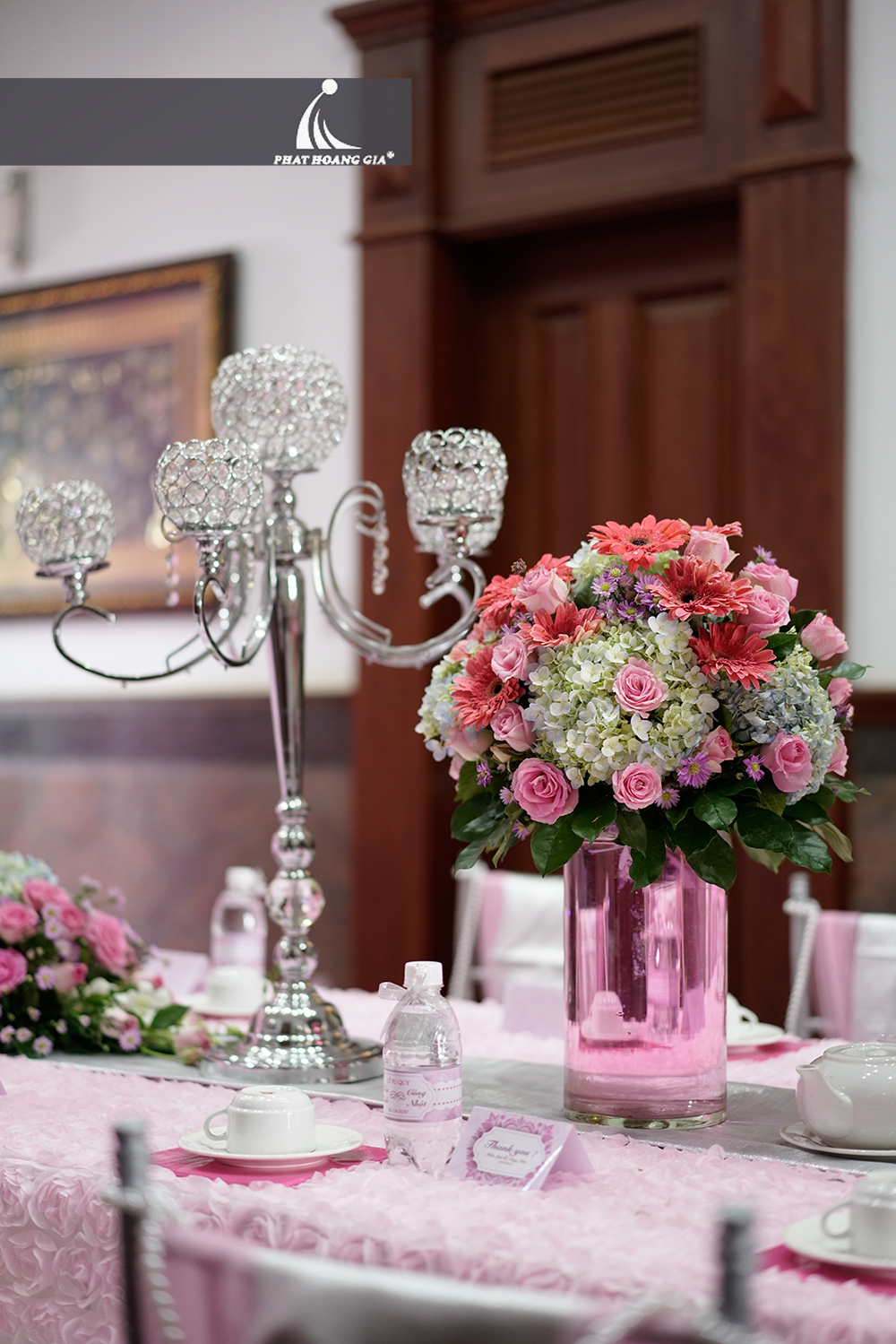 trang trí bàn gia tiên tone hồng