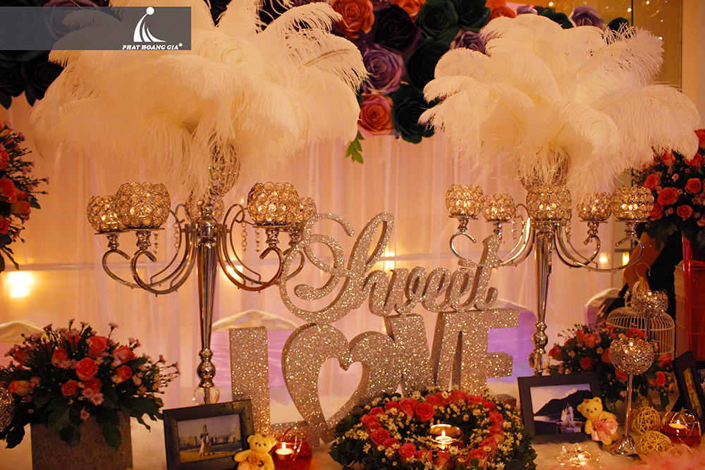 trang trí tiệc cưới với chân nến pha lê