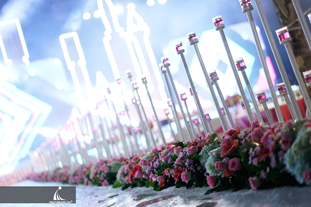 nến trong trang trí tiệc cưới ngoài trời