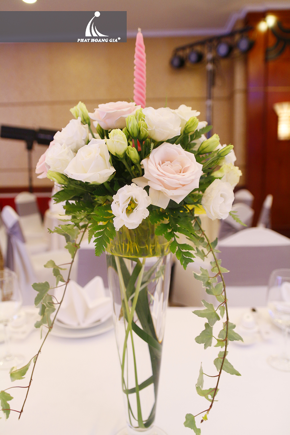 nến kết hợp cừng hoa trong trang trí bàn tiệc