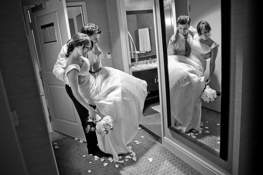 chú rể bế cô dâu qua cửa