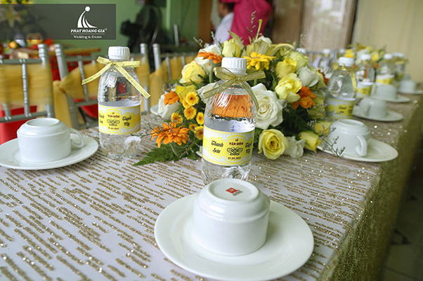 trang trí gia tiên tone vàng