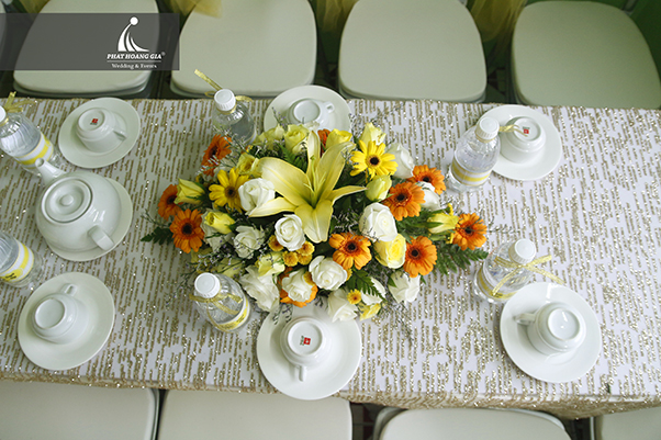 trang trí gia tiên tone vàng