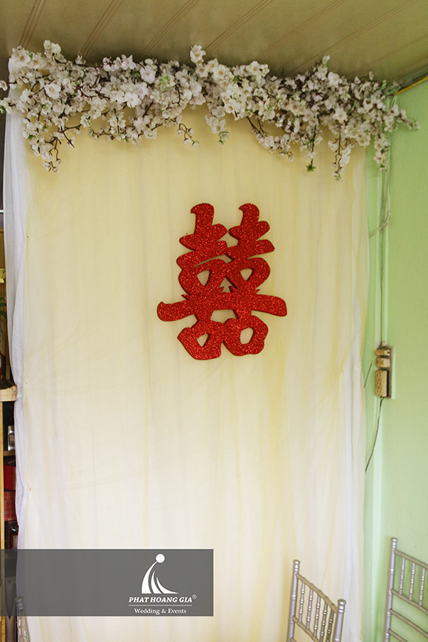 trang trí gia tiên tone vàng