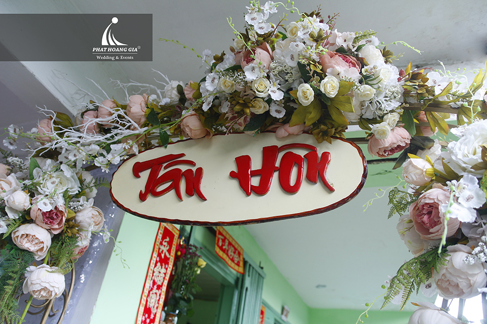 trang trí gia tiên tone vàng