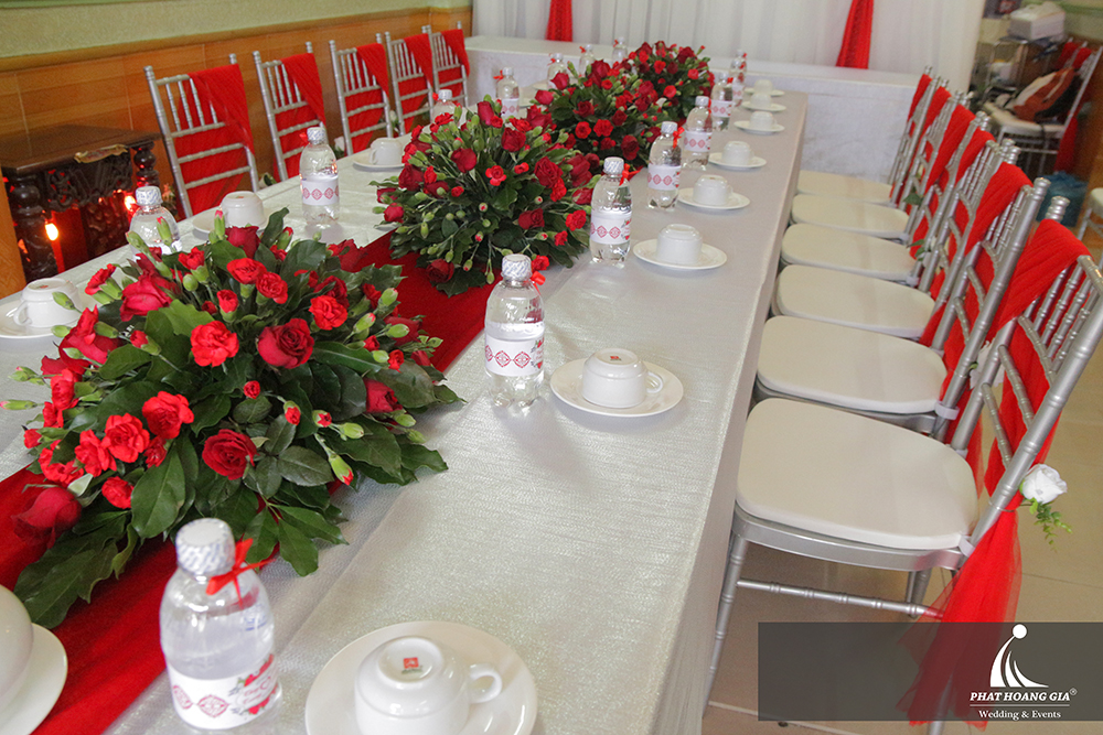 trang trí gia tiên tone đỏ