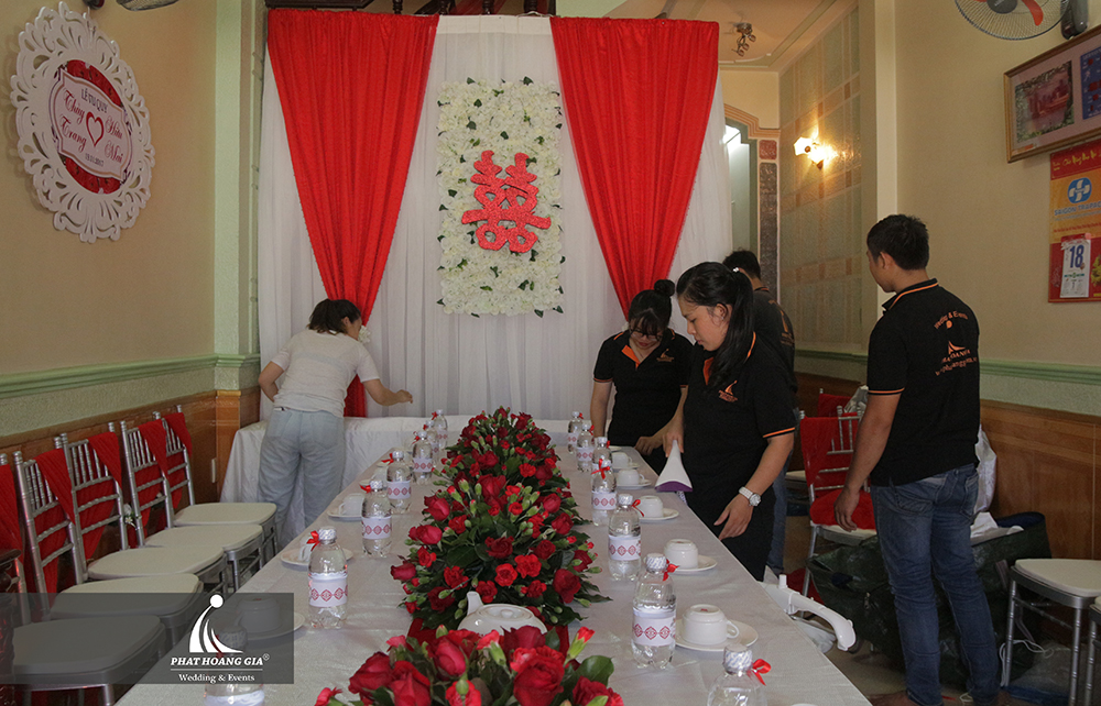 trang trí gia tiên tone đỏ