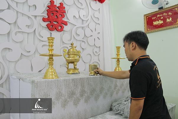 trang trí gia tiên tone đỏ