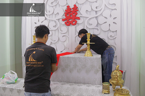 trang trí gia tiên tone đỏ