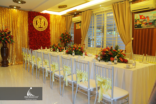 trang trí bàn gia tiên tone đỏ vàng