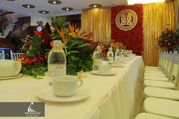 trang trí bàn gia tiên tone đỏ vàng
