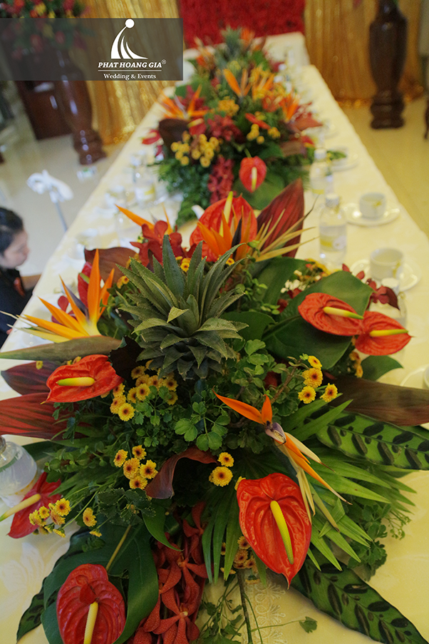 trang trí bàn gia tiên tone đỏ vàng