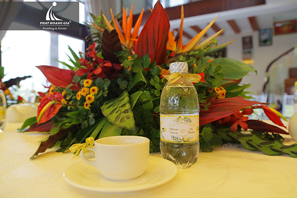 trang trí bàn gia tiên tone đỏ vàng