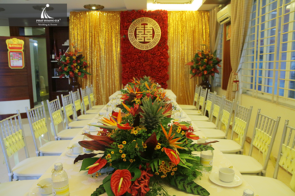 trang trí bàn gia tiên tone đỏ vàng