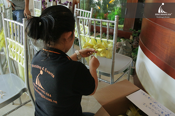 trang trí bàn gia tiên tone đỏ vàng