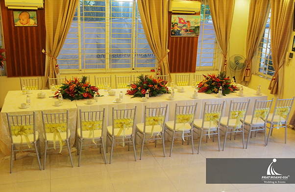 trang trí bàn gia tiên tone đỏ vàng