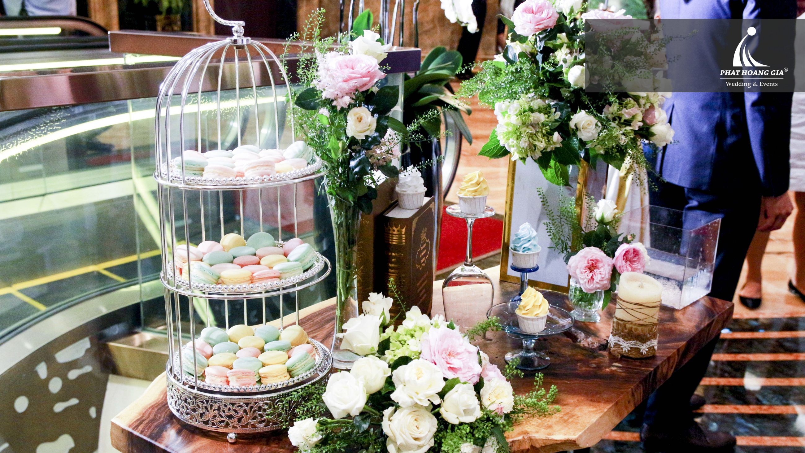 Trang trí bàn Gallery chuyên nghiệp