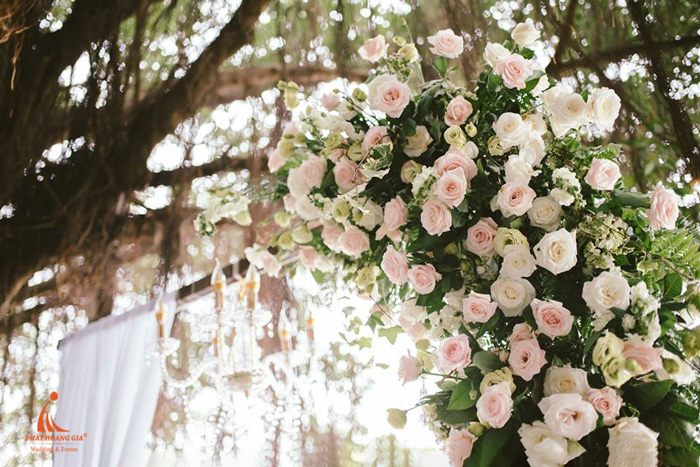 cổng hoa tông hồng pastel