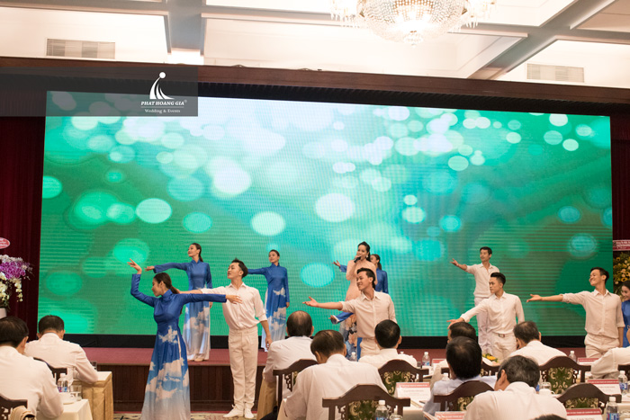 Tiết mục văn nghệ có múa phụ hoạ