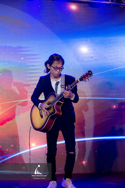 thuê nhạc công guitar