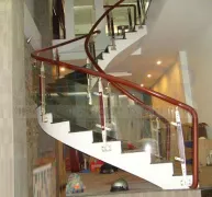 Sự vượt trội của cầu thang kính cường lực tay vịn gỗ