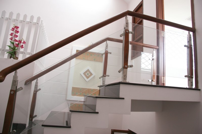 cầu thang kính cường lực tay vị gỗ