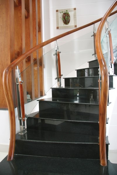 cau thang kinh rất hiện đại