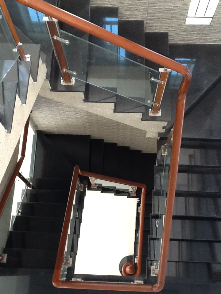 cầu thang kính tay vịn gỗ