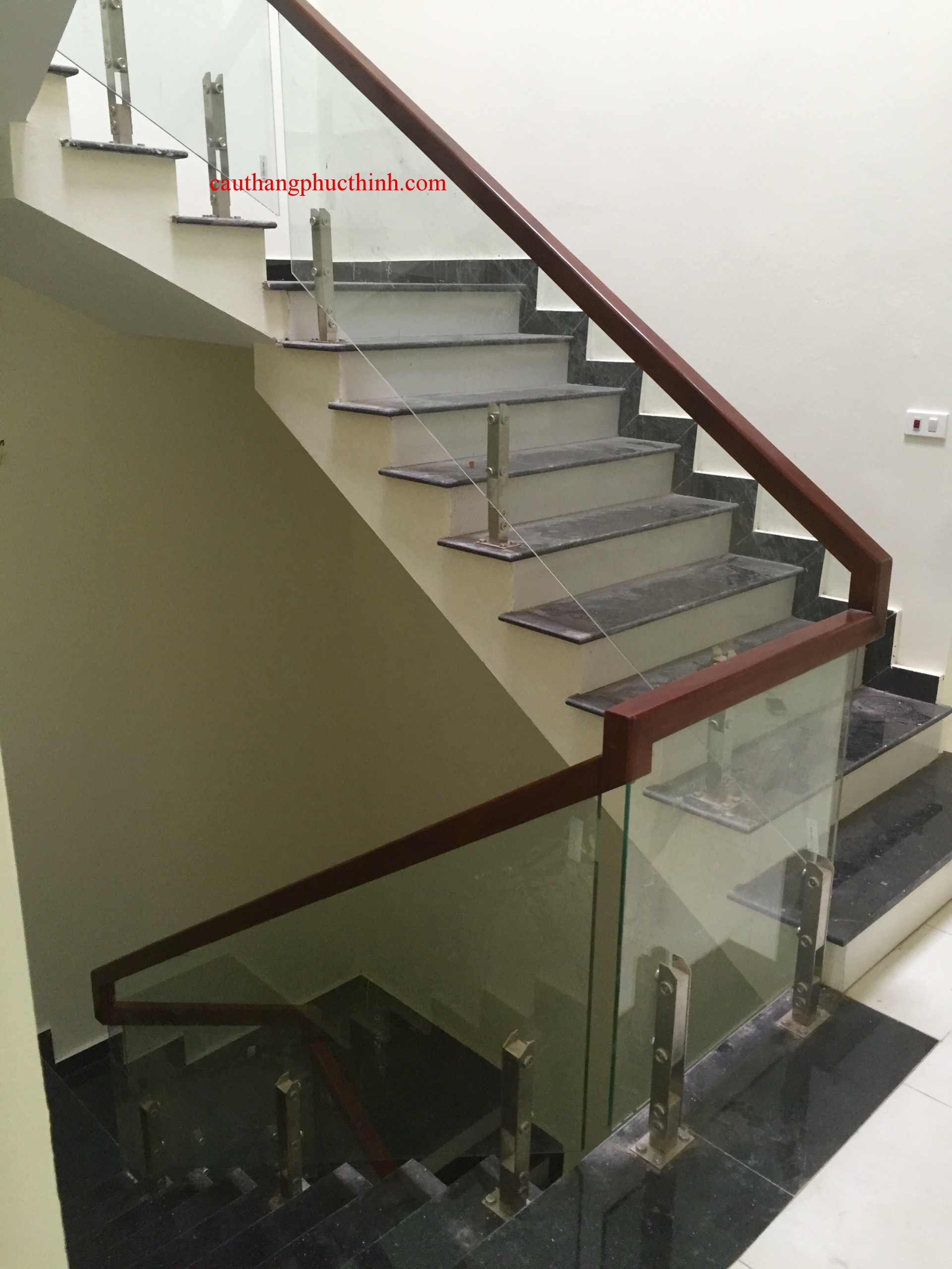cầu thang kính trụ lửng