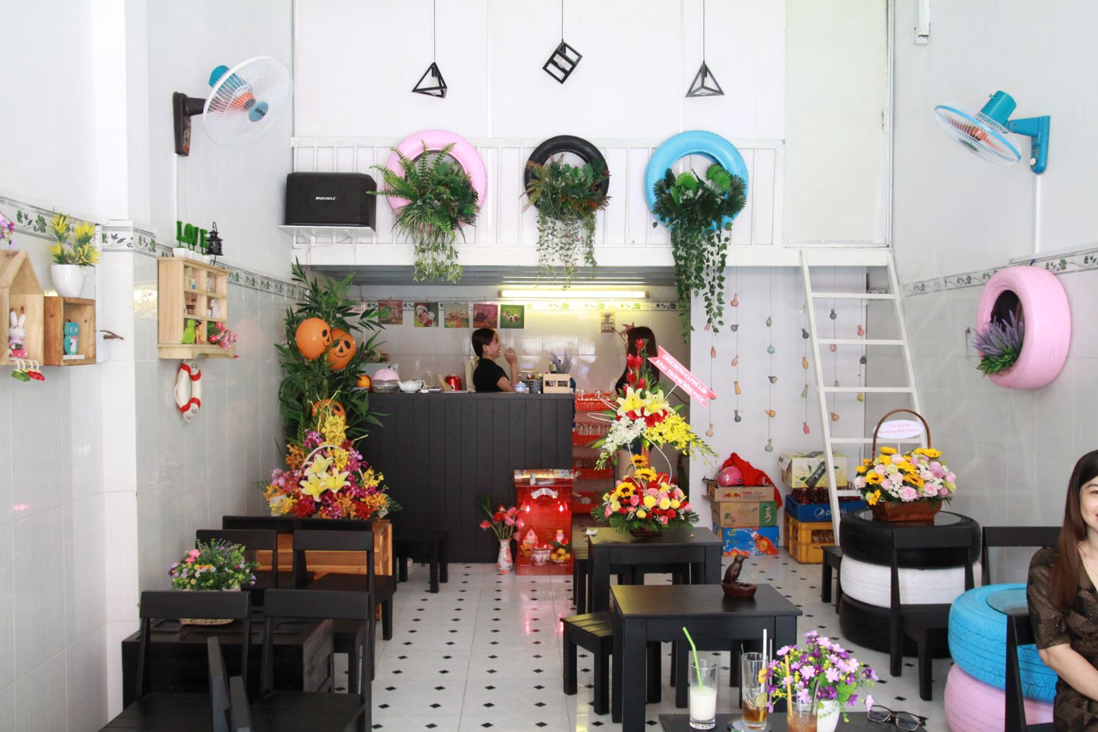 Đồ trang trí quán