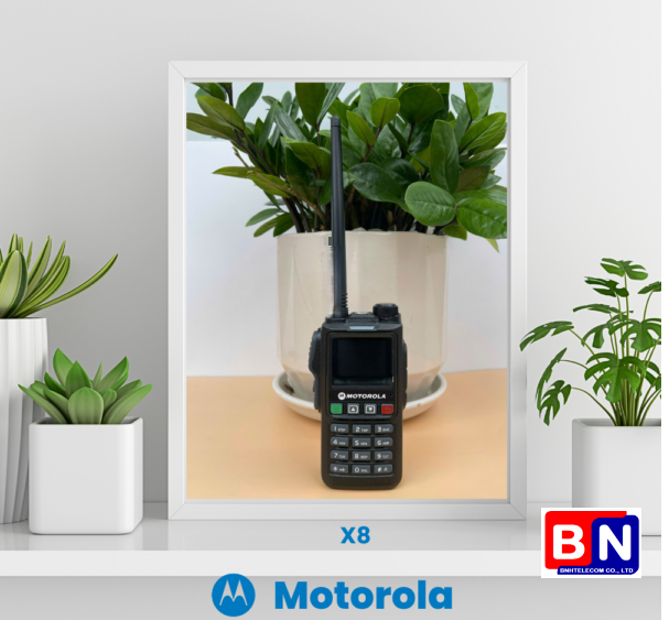 Bộ đàm Motorola X8 có màn hình LCD băng tần UHF & VHF