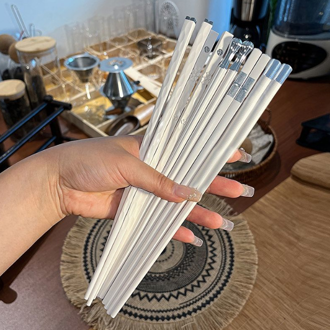 set-5-doi-dua-thuy-tinh-ma-bac (6)