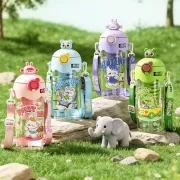 Bình Nhựa Nắp Charm Thú 590ml