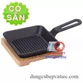 Chảo gang vuông chống dính có đế gỗ lót
